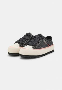 Diesel S-PRINCIPIA LOW W - Trainers - Black -Diesel shop 98cf52b21fb846409f5bb35fecee15e8
