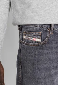 Diesel 2020 VIKER - Straight Leg Jeans - 007d3 02 -Diesel shop 9d60be51a5174a96ae1a975e84e3dbbc