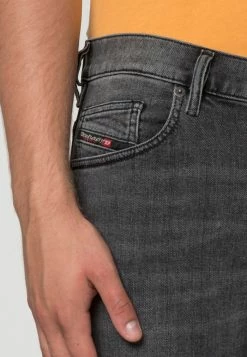 Diesel YENNOX - Straight Leg Jeans - Grey Denim -Diesel shop e62a6a158a524c0692f769509b43f2ae