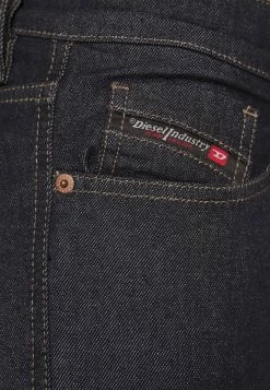 Diesel Straight Leg Jeans - Rinsend Denim -Diesel shop f40bf15214db420f87c6fd0d93812b6d